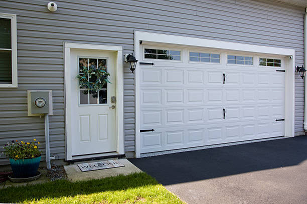 24/7 Emergency Garage Door Panel Replacement experts in Castaic, CA
